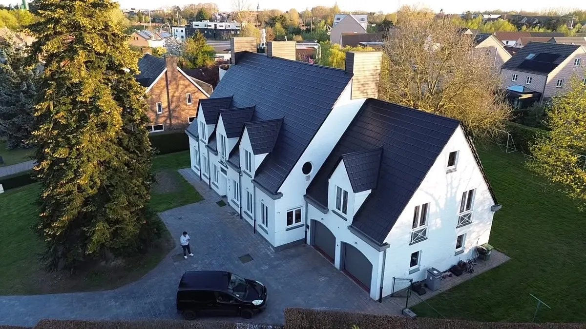 Na: luchtfoto van het vernieuwde dak met zes dakkapellen