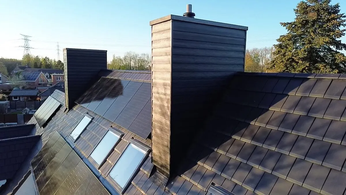 Na: Velux dakvensters en herbeklede schouw