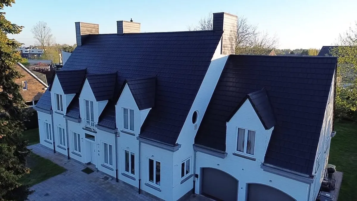 Na: woning met volledig vernieuwd donker pannendak, dakkapellen en herbeklede schouwen