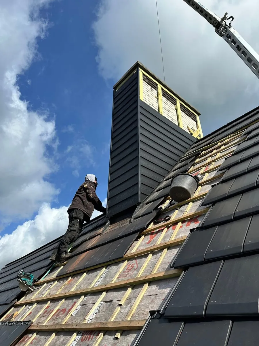 Tijdens: pannen leggen en schouw bekleden met sidings