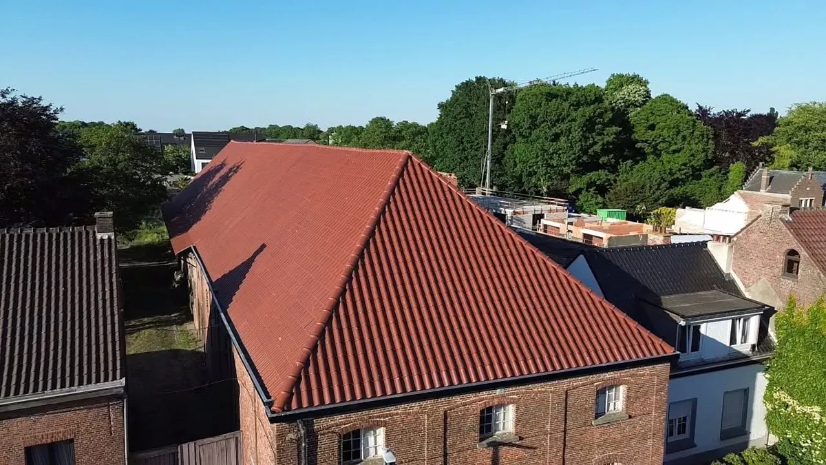 Na: nieuw rood engobe pannendak met zinken goten