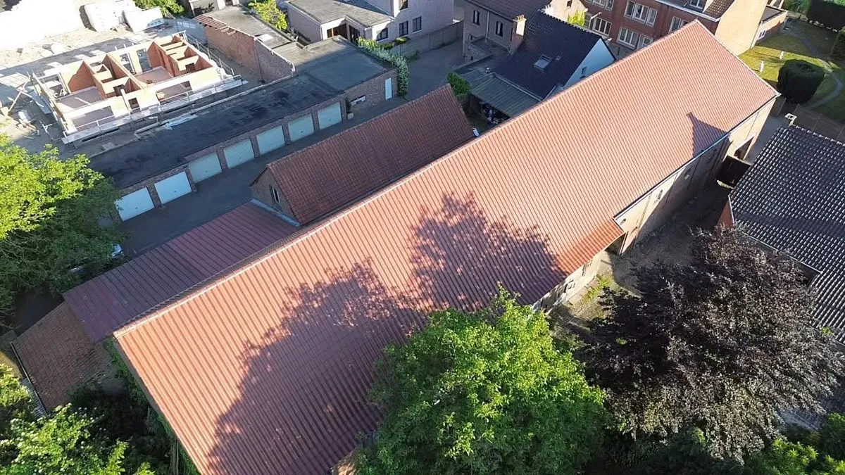 Na: de schuur met een volledig nieuw rood engobe pannendak