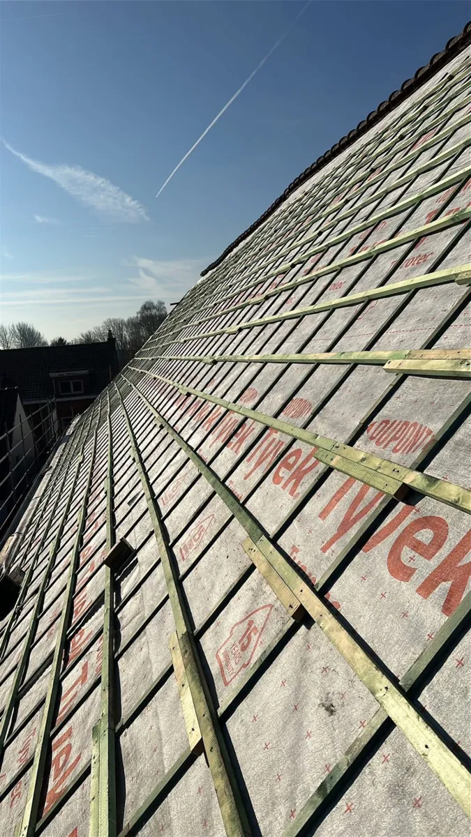 Tijdens: nieuw Tyvek-onderdak met gedrenkte stof- en panlatten