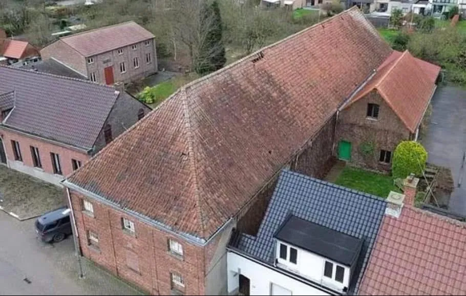 Voor: luchtfoto van het oude, verweerde pannendak