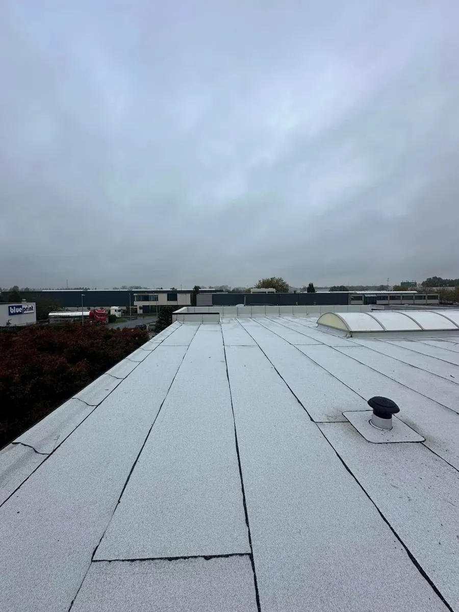 Na: strak afgewerkte witte roofing met zwarte aluminium dakrand
