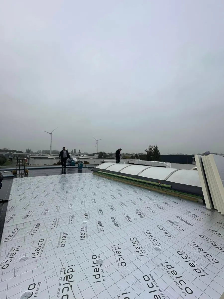 Tijdens: plaatsing van Idelco PIR-isolatieplaten op het plat dak
