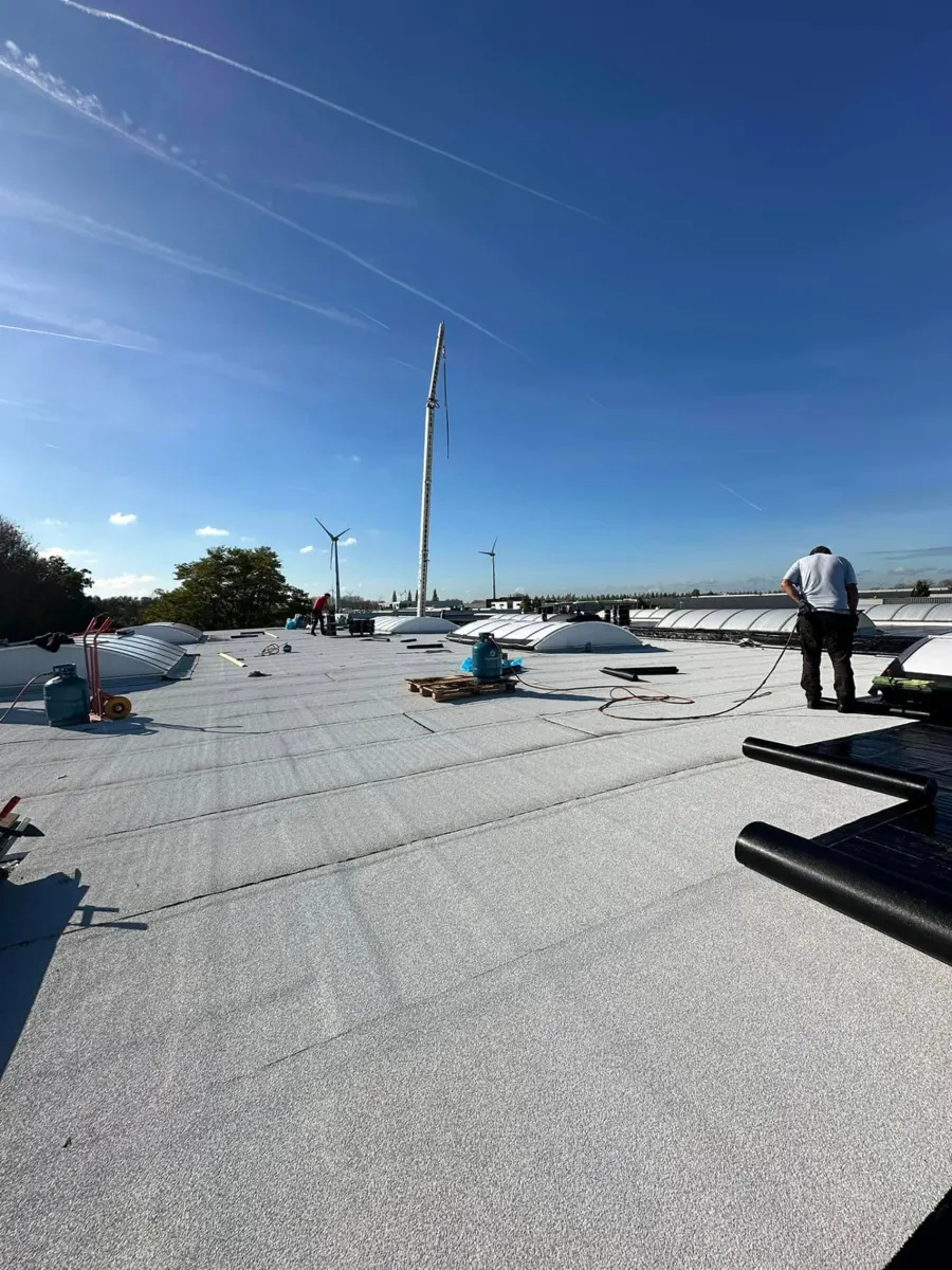 Tijdens: branden van de witte Soprema roofing toplaag