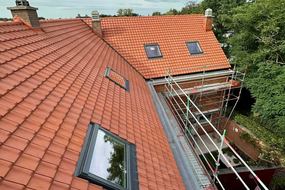 Na: vernieuwd pannendak met Velux dakvensters en zinken goot