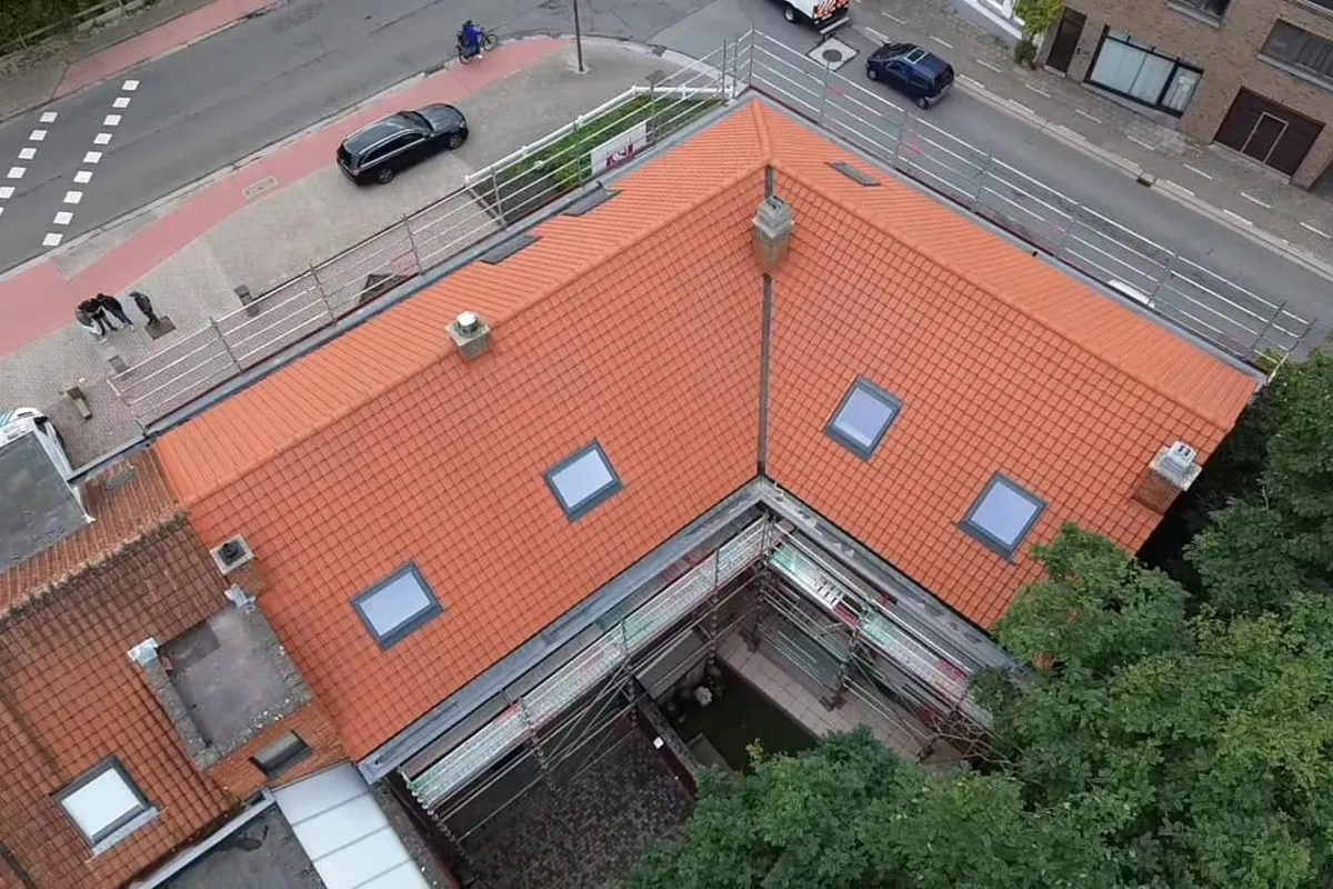 Na: bovenaanzicht van het volledige dak met 7 Velux dakvensters