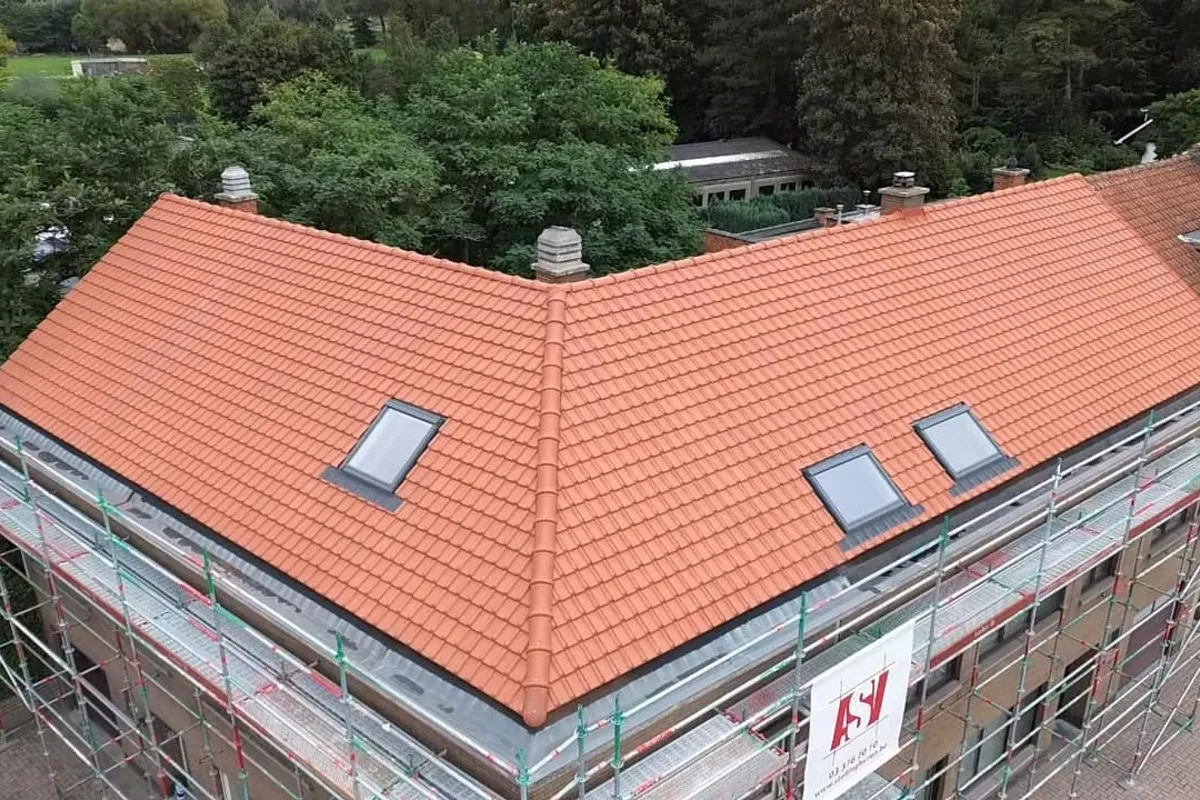 Na: luchtfoto van het vernieuwde rode Terreal Côte Fleurie pannendak met nieuwe Velux dakvensters