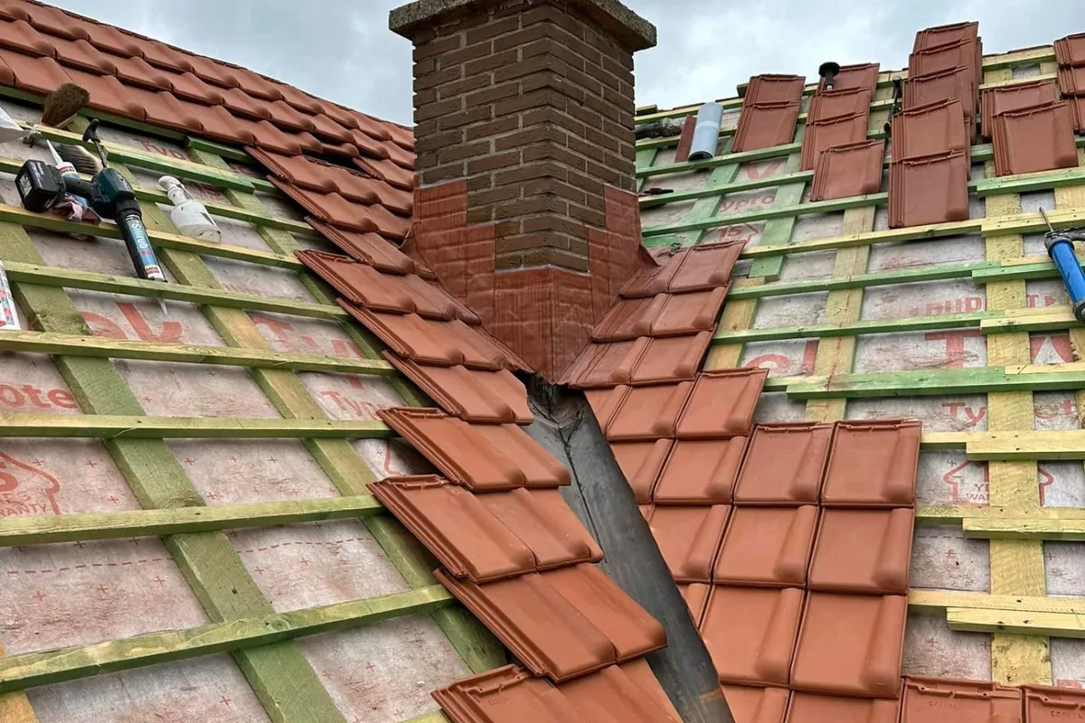 Tijdens: EPDM-kilgoot en aangeslepen pannen rond de schouw