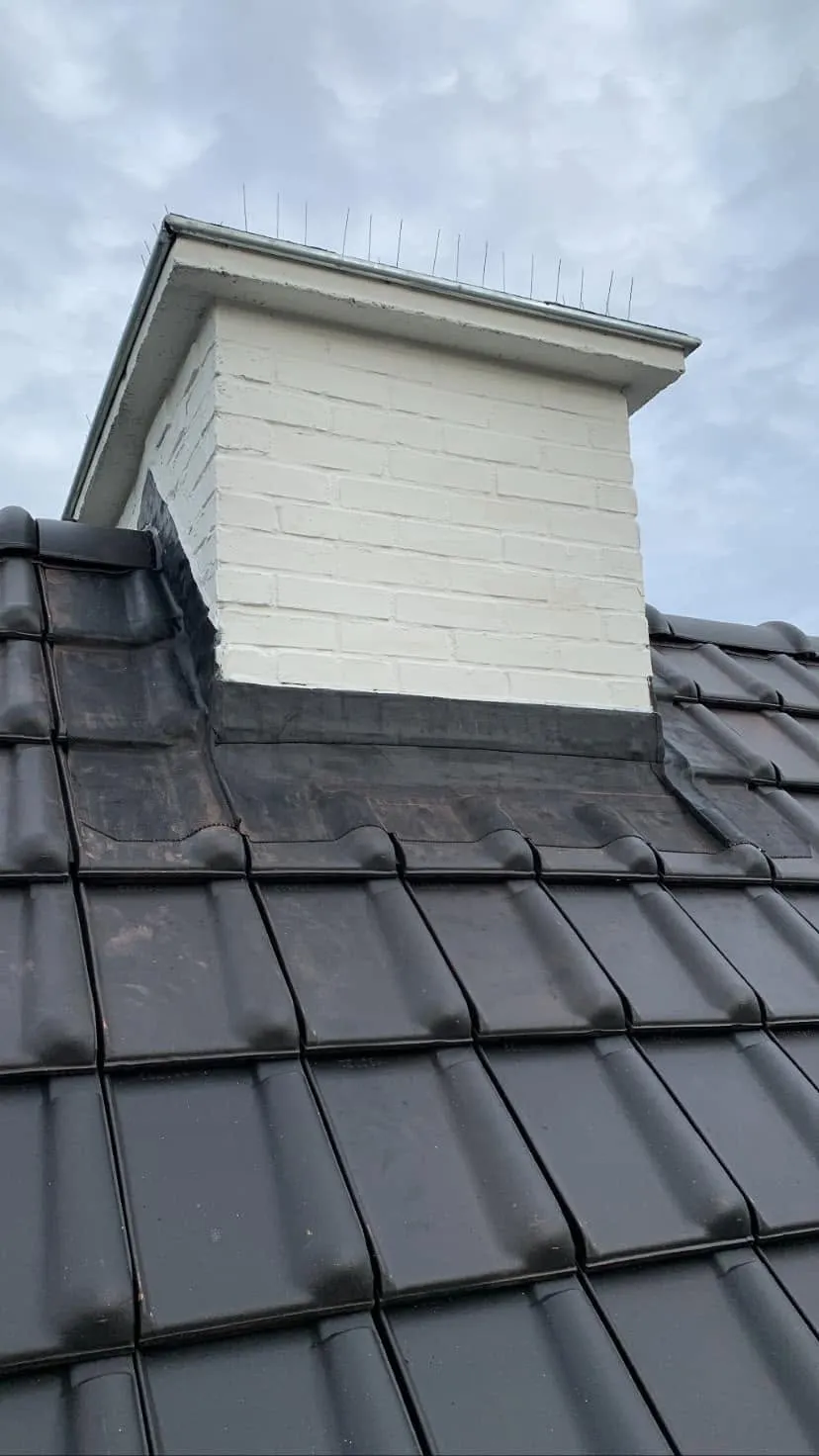 Na: schouw strak aangewerkt in het nieuwe zwarte pannendak