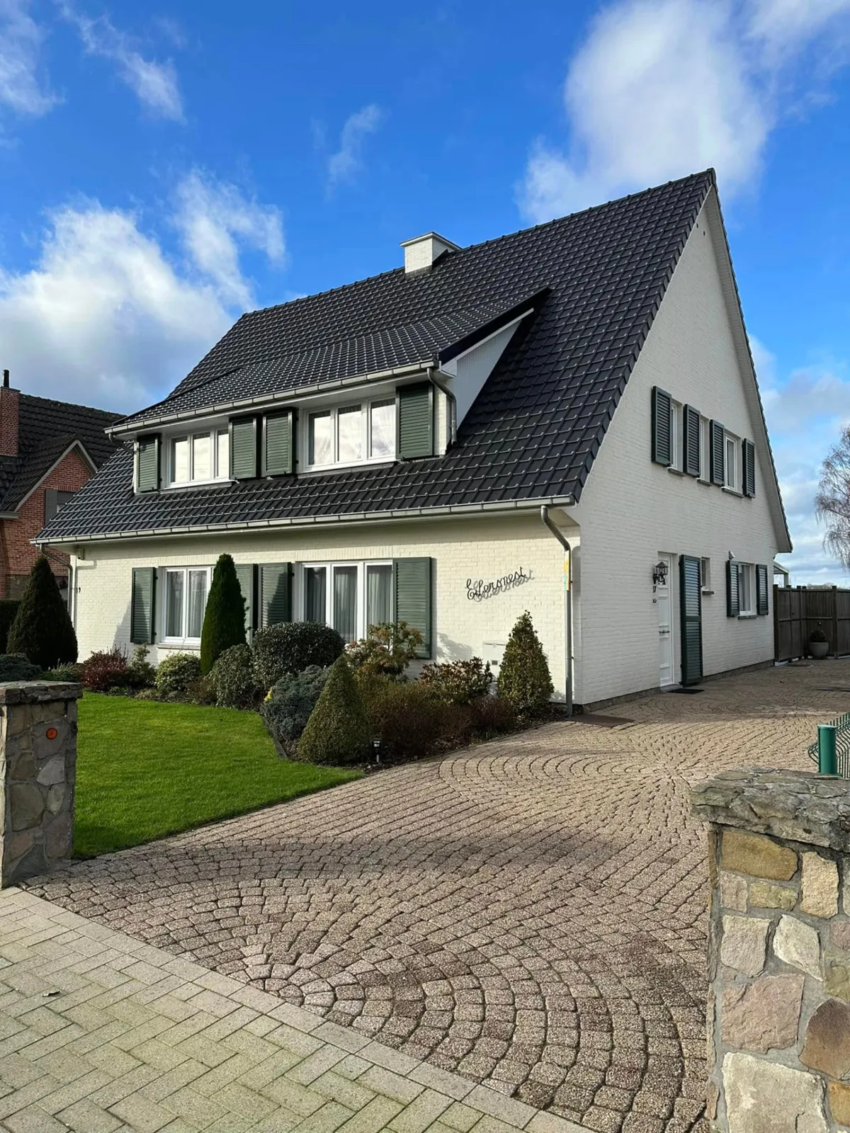 Na: villa in Sint-Niklaas met nieuw zwart Terreal Côte Fleurie pannendak