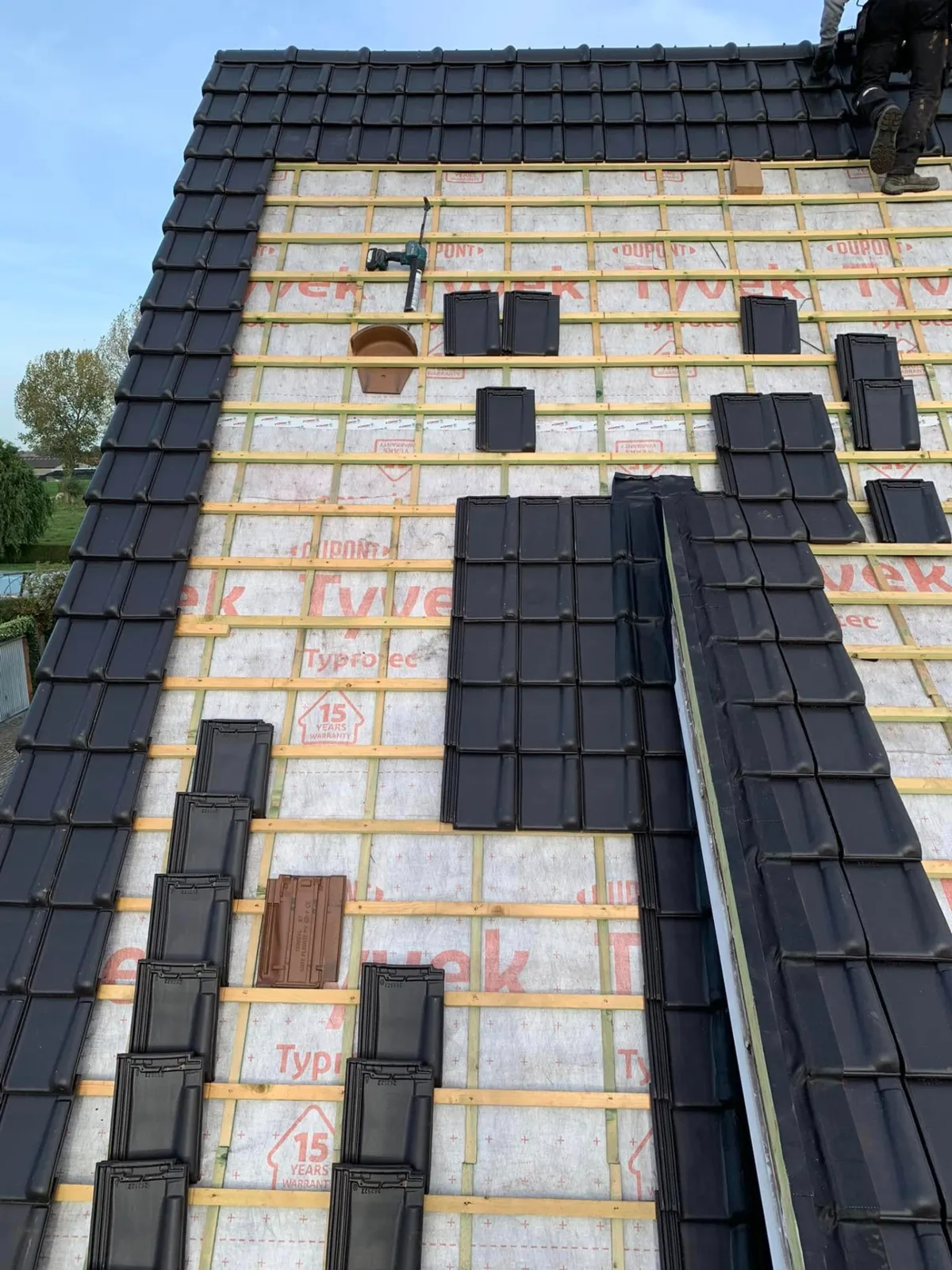 Tijdens: zwarte Terreal Côte Fleurie pannen leggen op het nieuwe latwerk