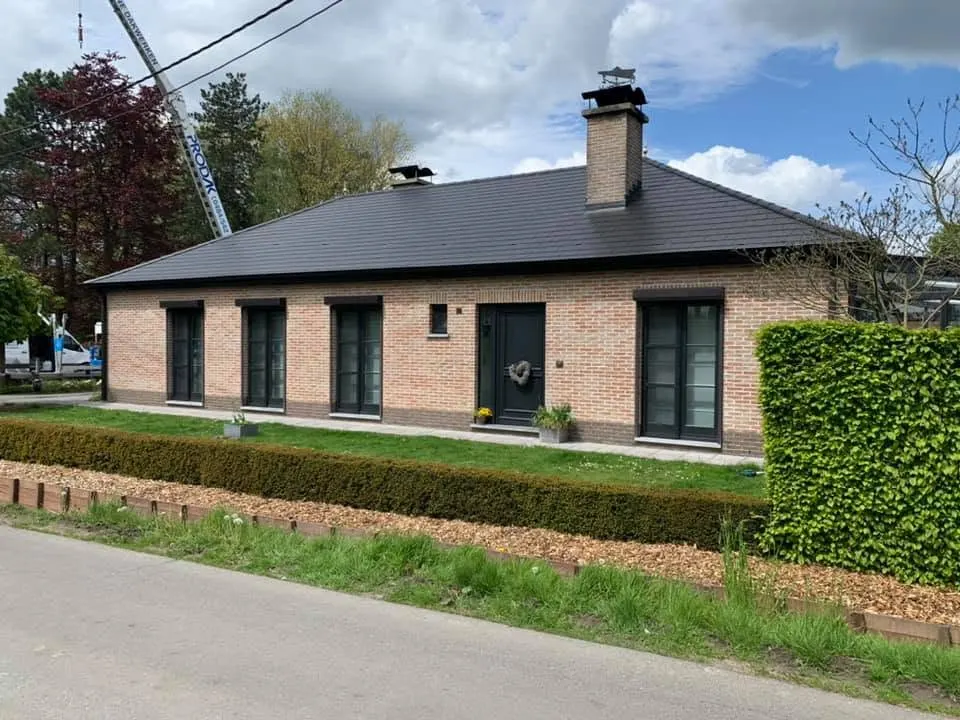 Na: bungalow met nieuw zwart dak van SVK Ardonit kunstleien en vernieuwde schouwen