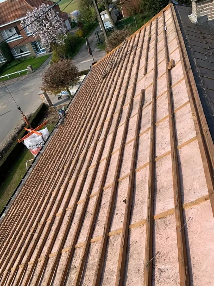 Tijdens: asbestleien en onderdak verwijderd, oude latten zichtbaar