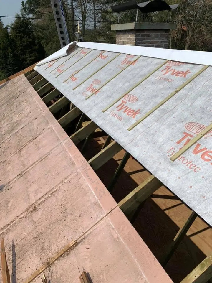 Tijdens: nieuw Tyvek Typrotec onderdak met gedrenkte stoflatten