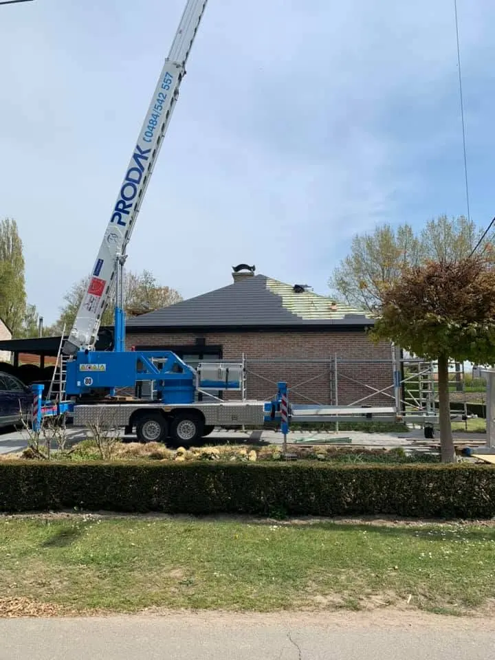Tijdens: Prodak-kraan bij de woning, eerste dakvlak al bekleed met zwarte leien