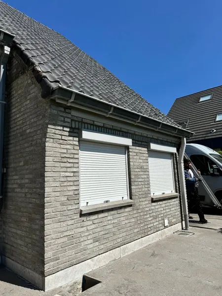 Dakrand met nieuwe goot tijdens de werf – dakwerk door Prodak, Temse