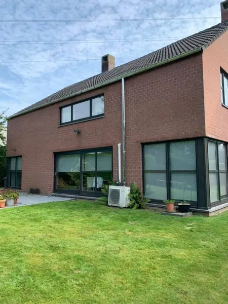Achtergevel met nieuwe zinken hanggoot en afvoerbuis – dakwerk door Prodak, Temse