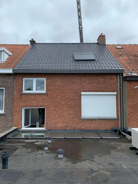 Achtergevel met nieuw antraciet pannendak, Velux-dakraam en dakrand – dakwerk door Prodak, Temse