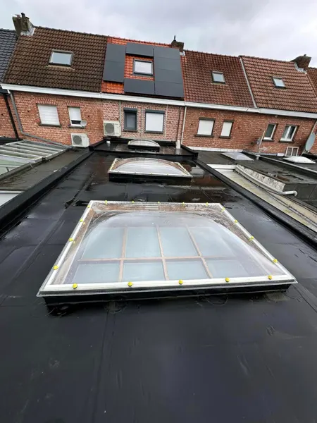 Overzicht van meerdere lichtkoepels op een plat dak – dakwerk door Prodak, Temse