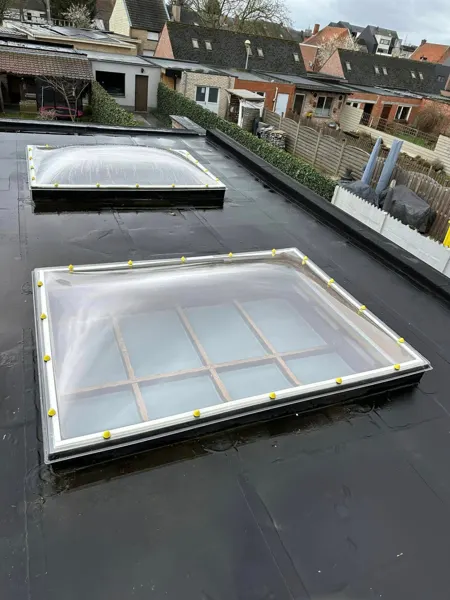 Plat dak met twee nieuwe lichtkoepels – dakwerk door Prodak, Temse