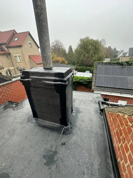 Plat dak met vernieuwde schouwbekleding en dakbedekking – dakwerk door Prodak, Temse