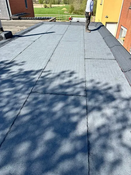 Vernieuwd roofingdak met randafwerking – dakwerk door Prodak, Temse