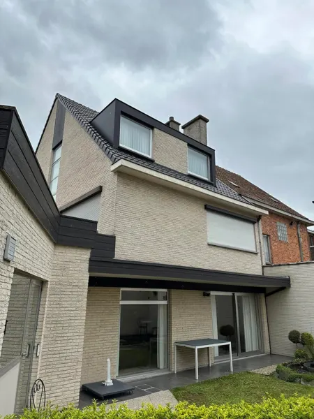 Woning met moderne antraciete dakkapel op het pannendak – dakwerk door Prodak, Temse