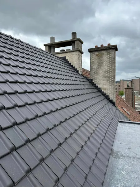 Antraciete dakpannen met schouwafwerking – dakwerk door Prodak, Temse