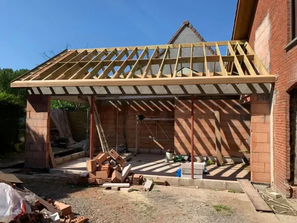 Nieuw houten dakgebinte met kepers op een aanbouw – dakwerk door Prodak, Temse