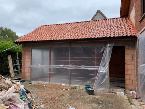 Dezelfde aanbouw afgewerkt met rode dakpannen en zwarte goot – dakwerk door Prodak, Temse