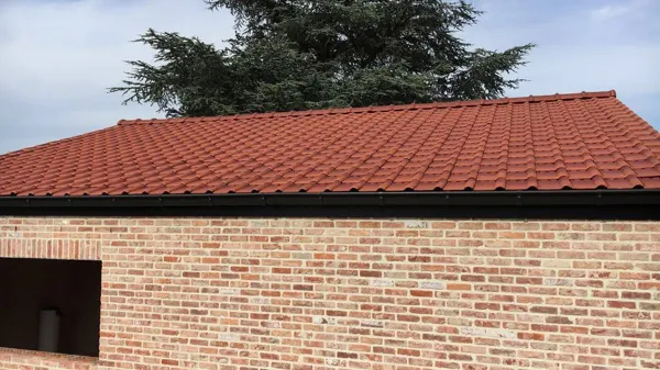 Dakvlak met strak uitgelijnde rode dakpannen – dakwerk door Prodak, Temse