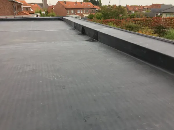 Afgewerkt EPDM plat dak met ingewerkte opstand en afvoer – dakwerk door Prodak, Temse