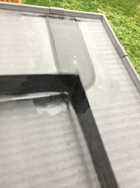 Detail van een EPDM-hoekafwerking met aluminium dakrand – dakwerk door Prodak, Temse