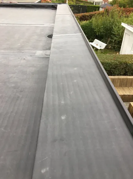 EPDM-dakvlak met strakke aluminium dakrandprofielen – dakwerk door Prodak, Temse