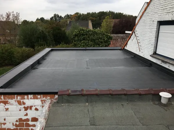 Overzicht van een nieuw EPDM plat dak tegen de gevel – dakwerk door Prodak, Temse