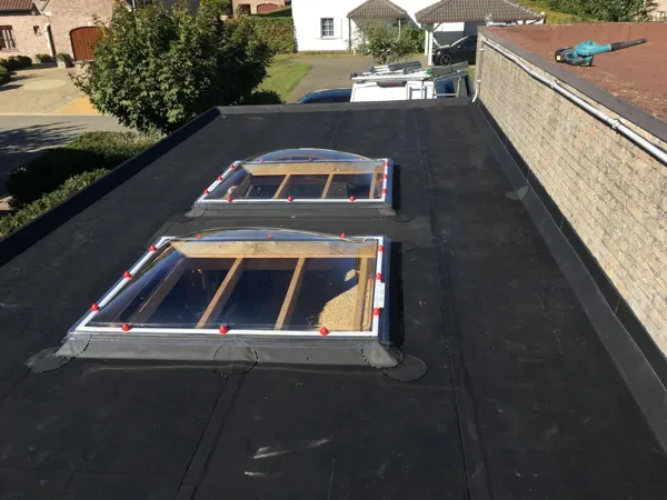 Afgewerkt EPDM plat dak met twee nieuwe lichtkoepels – dakwerk door Prodak, Temse
