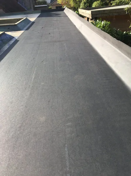 Strak gelegde EPDM-dakbaan met opstaande rand – dakwerk door Prodak, Temse