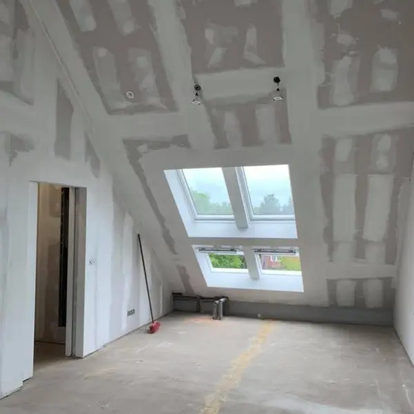 Zolderruimte volledig bekleed met gipsplaten en gevoegd, met dubbele Velux-dakramen en ingebouwde spots – dakwerk door Prodak, Temse