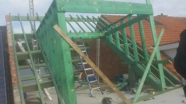 Volledig houten skelet van een grote dakkapel met kepers en stijlen, tijdens het timmerwerk – dakwerk door Prodak, Temse