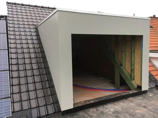 Afgewerkte dakkapel strak aangesloten op het donkere pannendak, zijaanzicht – dakwerk door Prodak, Temse